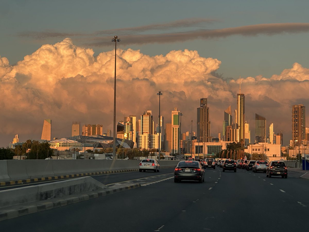سماء مدينة الكويت تشهد مشهدًا جماليًا لافتًا، حيث غطّت الغيوم الكثيفة أفق المدينة في لوحة طبيعية خلابة