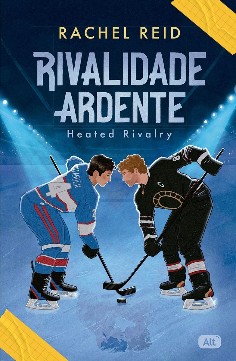 ttliterario's tweet photo. A @editoraalt revelou a capa brasileira de "Heated Rivalry"

O título brasileiro ficou traduzido para "Rivalidade Ardente"

A pré-venda deve iniciar em breve!

obs: as fitas amarelas são só decoração para o layout nas cores da editora, não faz parte da capa oficial https://t.co/XxkJftqFz0