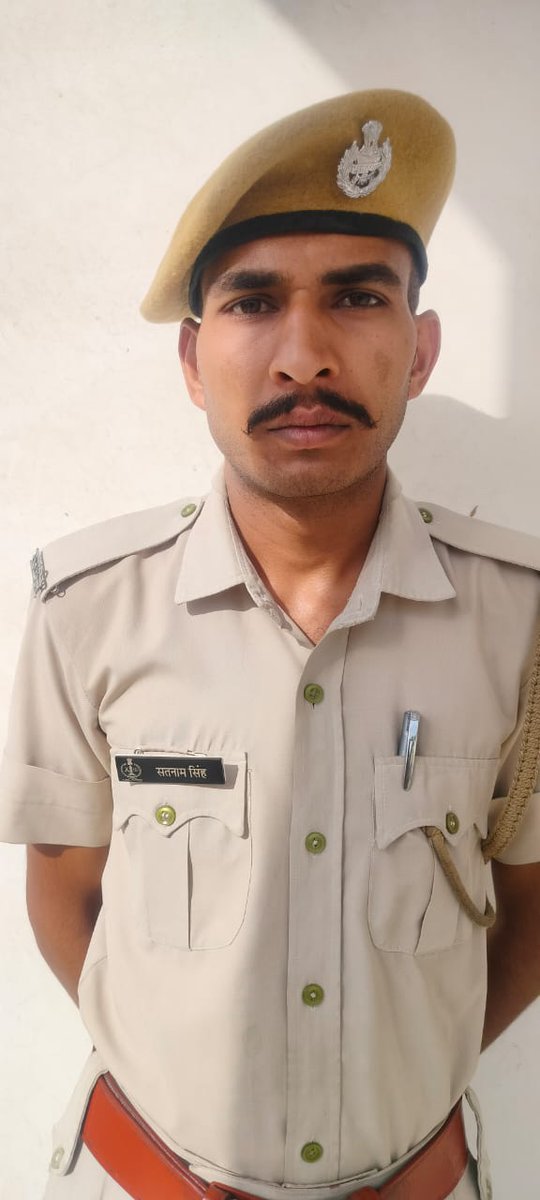 HansrajGurjarR's tweet photo. धधकते बेसमेंट में काल को मात दे आए कांस्टेबल सतनाम सिंह, बचाई 5 जिंदगियां

• नीमराणा अग्निकांड में जान की बाजी लगाने वाले सिपाही को मिलेगा डीजीपी डिस्क सम्मान

राजस्थान पुलिस के एक जांबाज सिपाही ने अपनी जान जोखिम में डालकर मौत के मुंह से पांच युवकों को सुरक्षित बाहर निकाल लिया। कस्बे के हीरो चौक स्थित यदुवंशी कॉलोनी के जय गेस्ट हाउस में ��ुधवार रात हुए भीषण अग्निकांड में कांस्टेबल सतनाम सिंह एक देवदूत बनकर सामने आए। उनकी इस वीरता पर महानिदेशक पुलिस श्री राजीव शर्मा ने उन्हें डीजीपी डिस्क से सम्मानित करने की घोषणा की है।
 
बुधवार रात जब गेस्ट हाउस के बेसमेंट में अचानक आग लगी तो वहां ठहरे छह युवकों के पास बचने का कोई रास्ता नहीं था। भारी धुएं और लपटों के बीच चीख-पुकार मच गई। उसी समय क्षेत्र में रात्रि गश्त कर रहे कांस्टेबल सतनाम सिंह को सूचना मिली। बिना एक पल गंवाए सतनाम मौके पर पहुंचे।
     बेसमेंट में इतना घना धुआं था कि सांस लेना नामुमकिन था, लेकिन सतनाम ने सूझबूझ दिखाई और अपने मुंह पर अपना मफलर बांधकर आग की लपटों के बीच घुस गए। दम घोंटू धुएं के बीच सतनाम ने अदम्य साहस का परिचय देते हुए बेसमेंट में फंसे सभी छह युवकों को बाहर निकाला और तुरंत उपचार के लिए मनोहर हॉस्पिटल रवाना किया। हालांकि, इस हादसे की भयावहता के कारण एक युवक को नहीं बचाया जा सका, लेकिन सतनाम के त्वरित प्रयासों से पांच युवकों की जान बच गई।
@narpatbaytu32