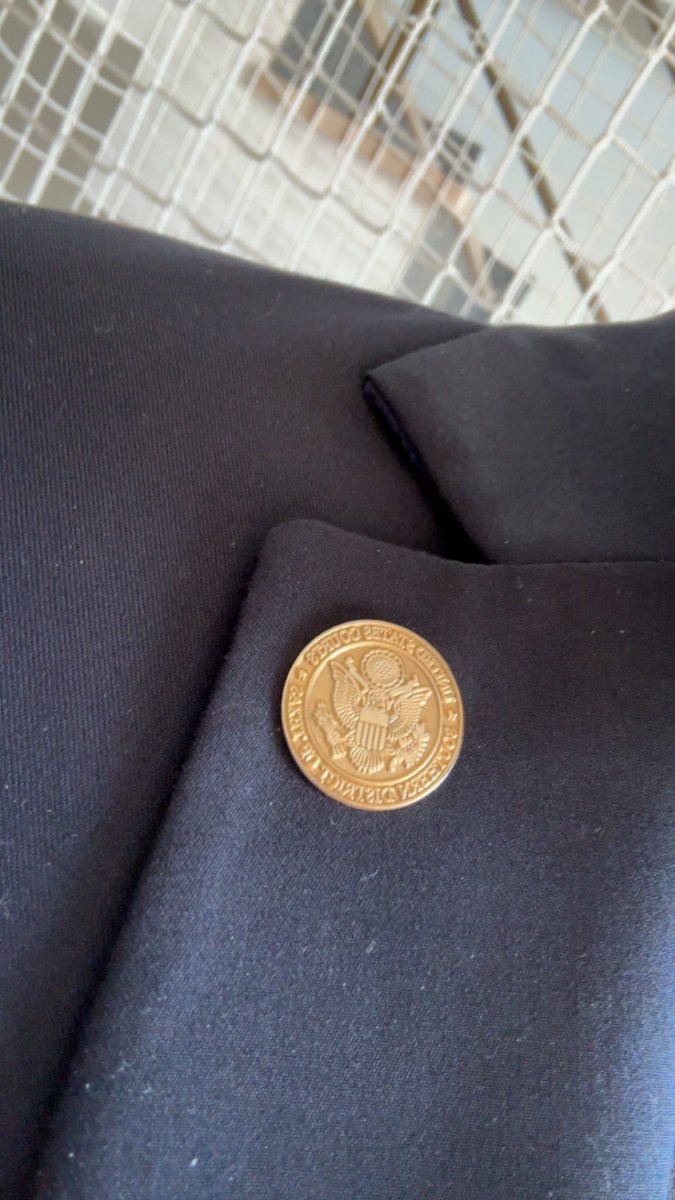 george babaya kahvaltıda bal kaymak kombosunu gösterdiğimden beri beni peygamber falan sanıyor kendi yaka rozetini hediye etti aq