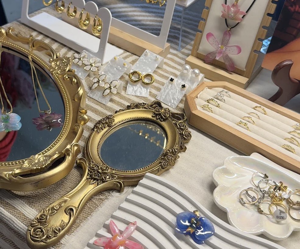 summerisks's tweet image. second week done (she got some flowers)