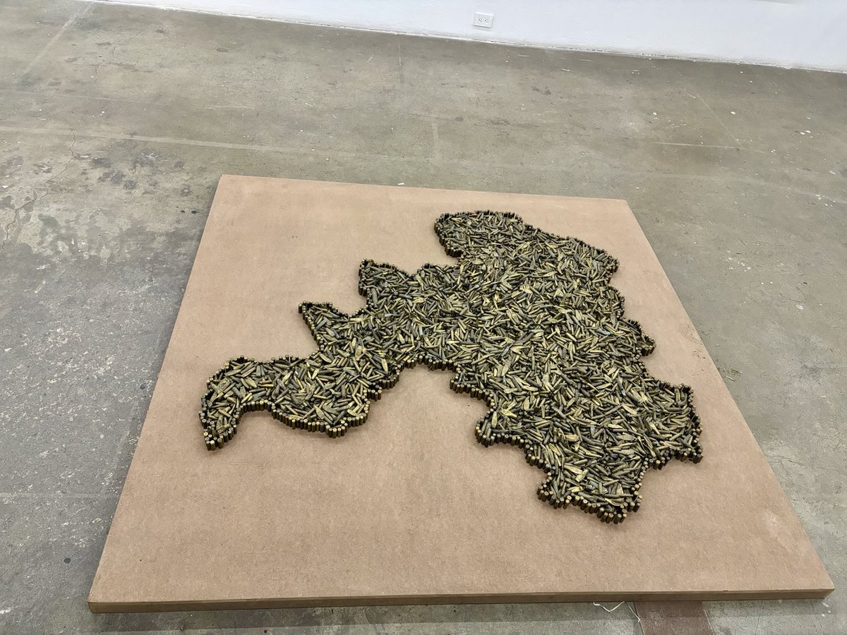 Que dolor esta obra de Edinson Quiñones: El mapa del Cauca en casquillos de bala usados y recolectados 💔❤️‍🩹