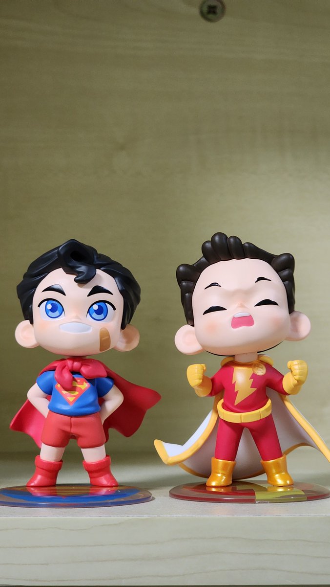 팝마트 저스티스리그깡했는데 카라 안 나와서 우울띠한 상태