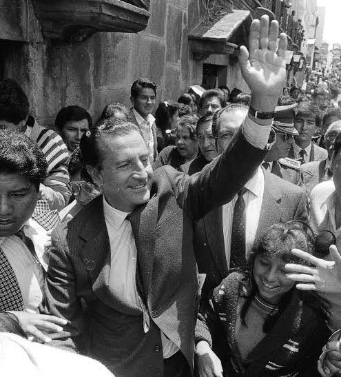 Que en paz descanse el Presidente Rodrigo Borja. Mis condolencias a toda su familia en este momento tan triste. El Presidente Borja es un ejemplo de democracia de nuestro país 🇪🇨