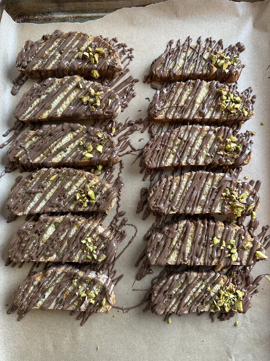 JadesBites's tweet photo. Homemade Christmas presents don’t need to be expensive/complicated 🎄✨
This weekend I’m sharing my Pistachio &amp; Orange Biscotti recipe, easy to make, budget-friendly and perfect for gifting.
They’re also eggless. Simple ingredients and they look far fancier than the effort! https://t.co/2iz3MpyuAC