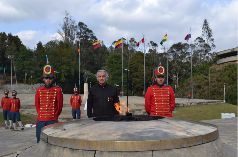 MaestroMalagon's tweet photo. SALUDO A ESTA INMENSA AUDIENCIA DESDE EL GLORIOSO PUENTE DE BOYACA. 
DISPUESTO A ENGRANDECER NUESTRA TIERRA MADRE DE LA LIBERTAD DE AMÉRICA https://t.co/0QtqIfp1te
