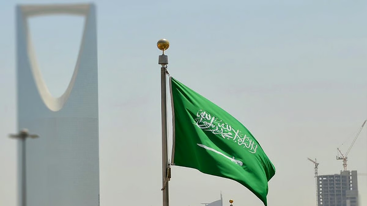 الدبلوماسية السعودية وملف العقوبات على سوريا.. من الموقف إلى التأثير. تحرّك سعودي قادته رؤية سمو ولي العهد بأن العقوبات عمّقت معاناة الشعب السوري ولم تحلّ الأزمة.. المملكة دفعت باتجاه إعادة دمج سوريا عربيًا ودوليًا دعمًا للاستقرار الإقليمي.. لقاء سمو ولي العهد مع الرئيس الأمريكي شكّل نقطة تحوّل في ملف قانون قيصر .. استجابة أمريكية تُوّجت بإلغاء القانون ضمن تفويض الدفاع 2026 .. خطوة تعكس ثقل الدبلوماسية السعودية وقدرتها على التأثير في الملفات المعقدة 