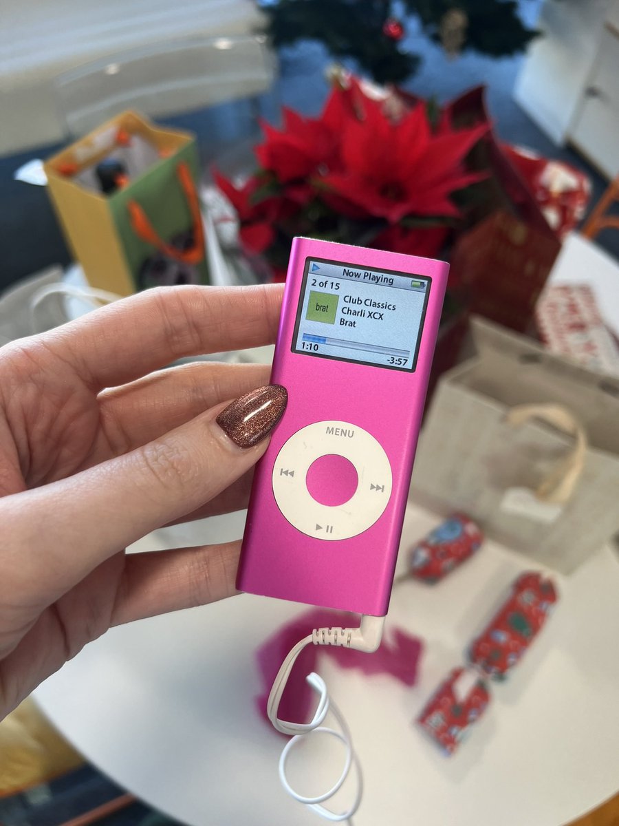 etginlik's tweet photo. Bir sosyal medya kullanıcısı, iş yerinde yapılan yılbaşı çekilişinde hediye olarak iPod Nano aldı. https://t.co/EUCGKx89Gp