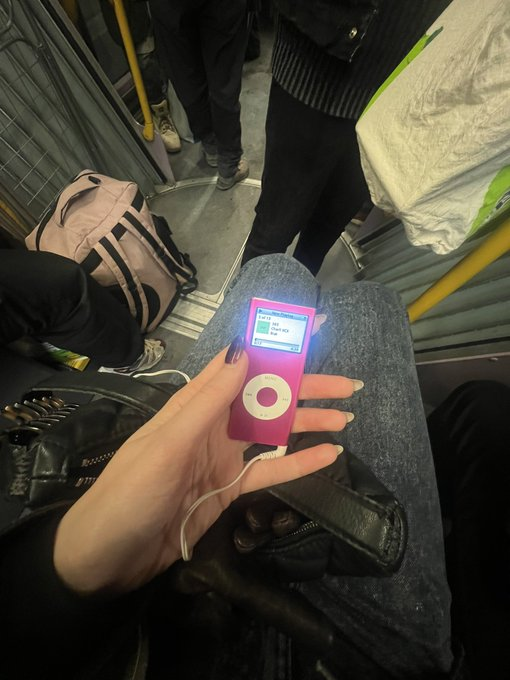 etginlik's tweet photo. Bir sosyal medya kullanıcısı, iş yerinde yapılan yılbaşı çekilişinde hediye olarak iPod Nano aldı. https://t.co/EUCGKx89Gp