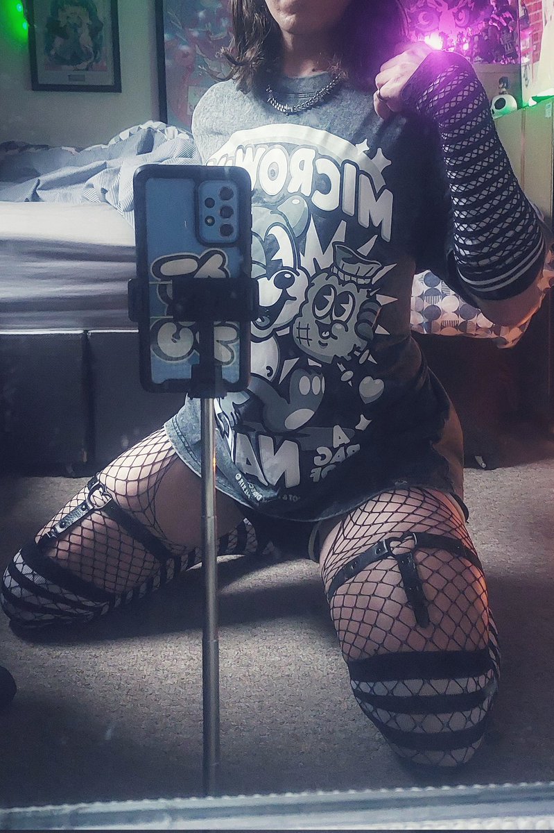 Dizzyeksdee's tweet image. Looking for something to fill my stocking for Christmas 👀💀
#femboy #goth