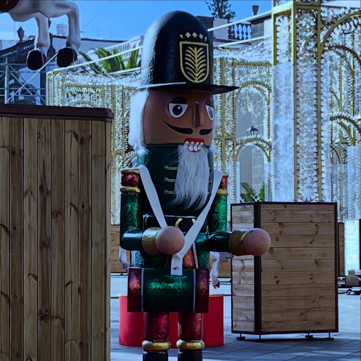 Ruyman's tweet photo. En nuestra última expedición (por el momento) en busca de los #cascanueces navideños que invaden #laspalmasdegrancanaria, encontramos un batallón custodiando el escenario de la plaza de Santa Ana y las Casas Consistoriales. 🎄

#navidad #sueñalanavidad

https://t.co/QqdD65xO6R https://t.co/fpwz2D17Ko