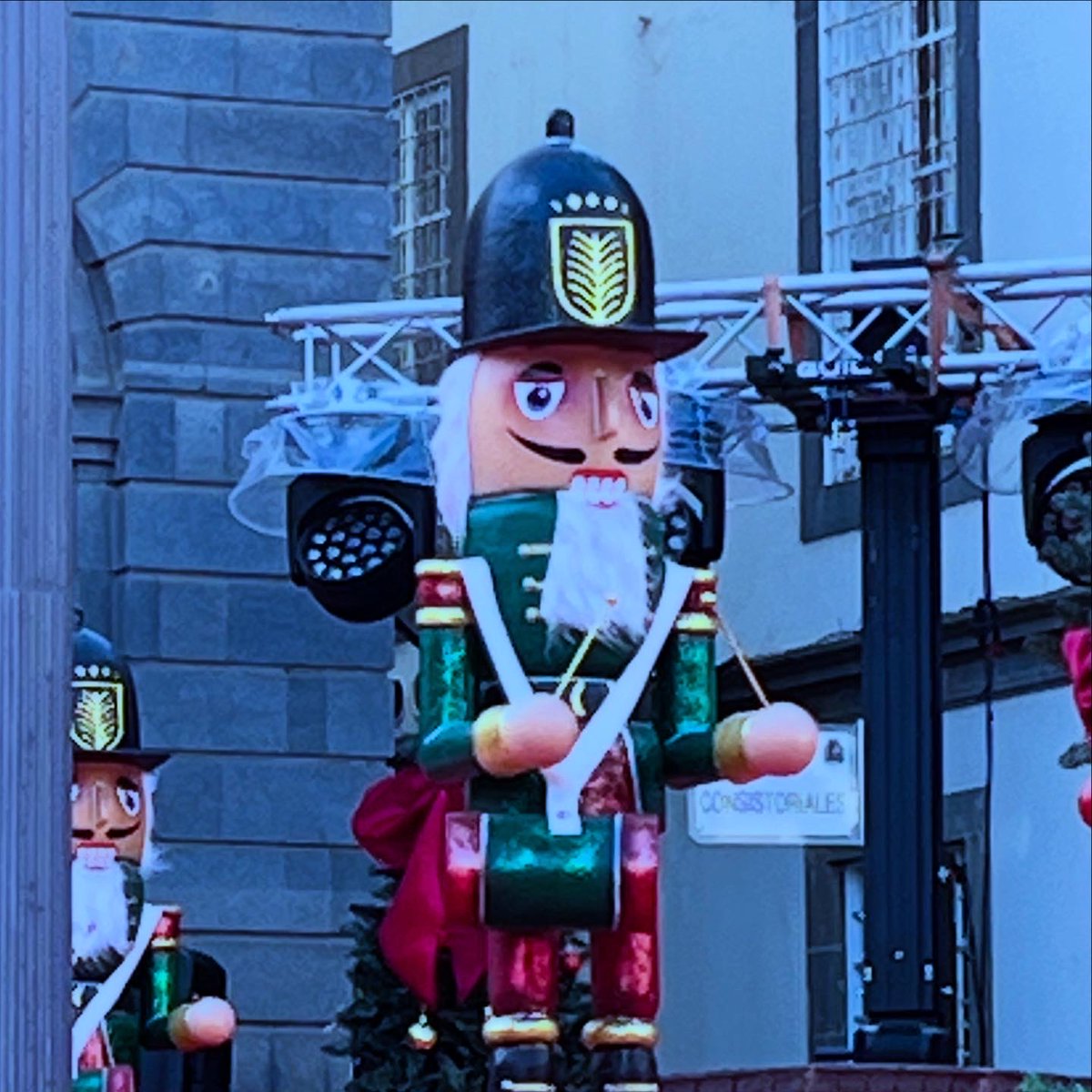 Ruyman's tweet photo. En nuestra última expedición (por el momento) en busca de los #cascanueces navideños que invaden #laspalmasdegrancanaria, encontramos un batallón custodiando el escenario de la plaza de Santa Ana y las Casas Consistoriales. 🎄

#navidad #sueñalanavidad

https://t.co/QqdD65xO6R https://t.co/fpwz2D17Ko