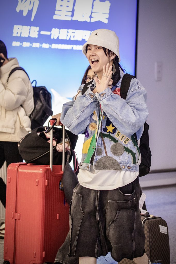 又来咯❣️

<a href="/JakeB4rever/">BIU.</a> 
#BuildJakapan 
#Beyourluve