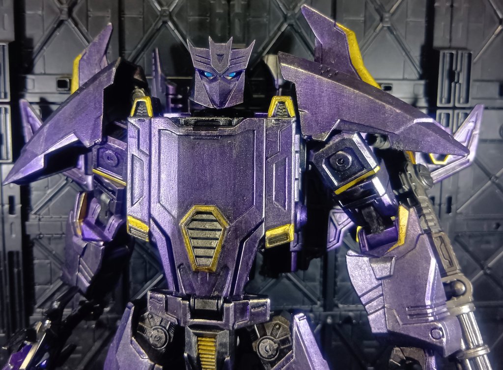 Sousi33869665's tweet image. レガシースカイクエイクでONEメガトロナス作った😆アドオンのヘッドを付けてメタパープルで筆塗りして汚しありで仕上げてます、槍がないからダクエネソードを持たせました、羽もあるしガッチリした体に似合うと思いましたが上手くいってよかったです😌　＃トランスフォーマー　＃Sousiのリペイント