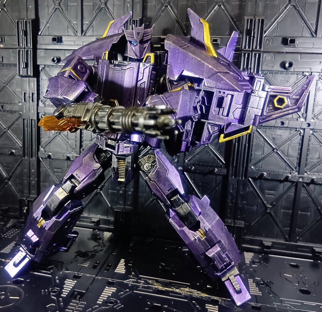 Sousi33869665's tweet image. レガシースカイクエイクでONEメガトロナス作った😆アドオンのヘッドを付けてメタパープルで筆塗りして汚しありで仕上げてます、槍がないからダクエネソードを持たせました、羽もあるしガッチリした体に似合うと思いましたが上手くいってよかったです😌　＃トランスフォーマー　＃Sousiのリペイント