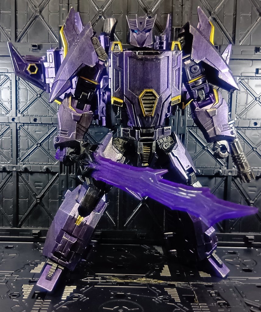 Sousi33869665's tweet image. レガシースカイクエイクでONEメガトロナス作った😆アドオンのヘッドを付けてメタパープルで筆塗りして汚しありで仕上げてます、槍がないからダクエネソードを持たせました、羽もあるしガッチリした体に似合うと思いましたが上手くいってよかったです😌　＃トランスフォーマー　＃Sousiのリペイント