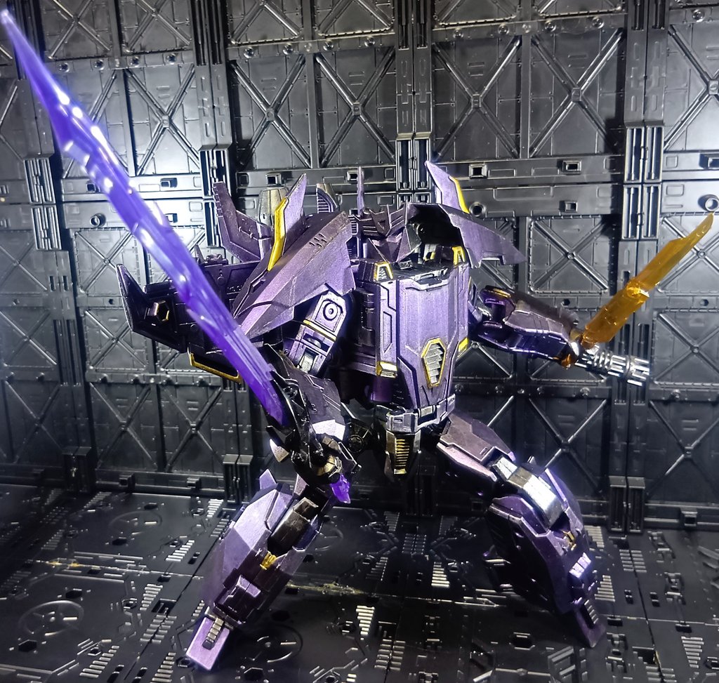 Sousi33869665's tweet image. レガシースカイクエイクでONEメガトロナス作った😆アドオンのヘッドを付けてメタパープルで筆塗りして汚しありで仕上げてます、槍がないからダクエネソードを持たせました、羽もあるしガッチリした体に似合うと思いましたが上手くいってよかったです😌　＃トランスフォーマー　＃Sousiのリペイント
