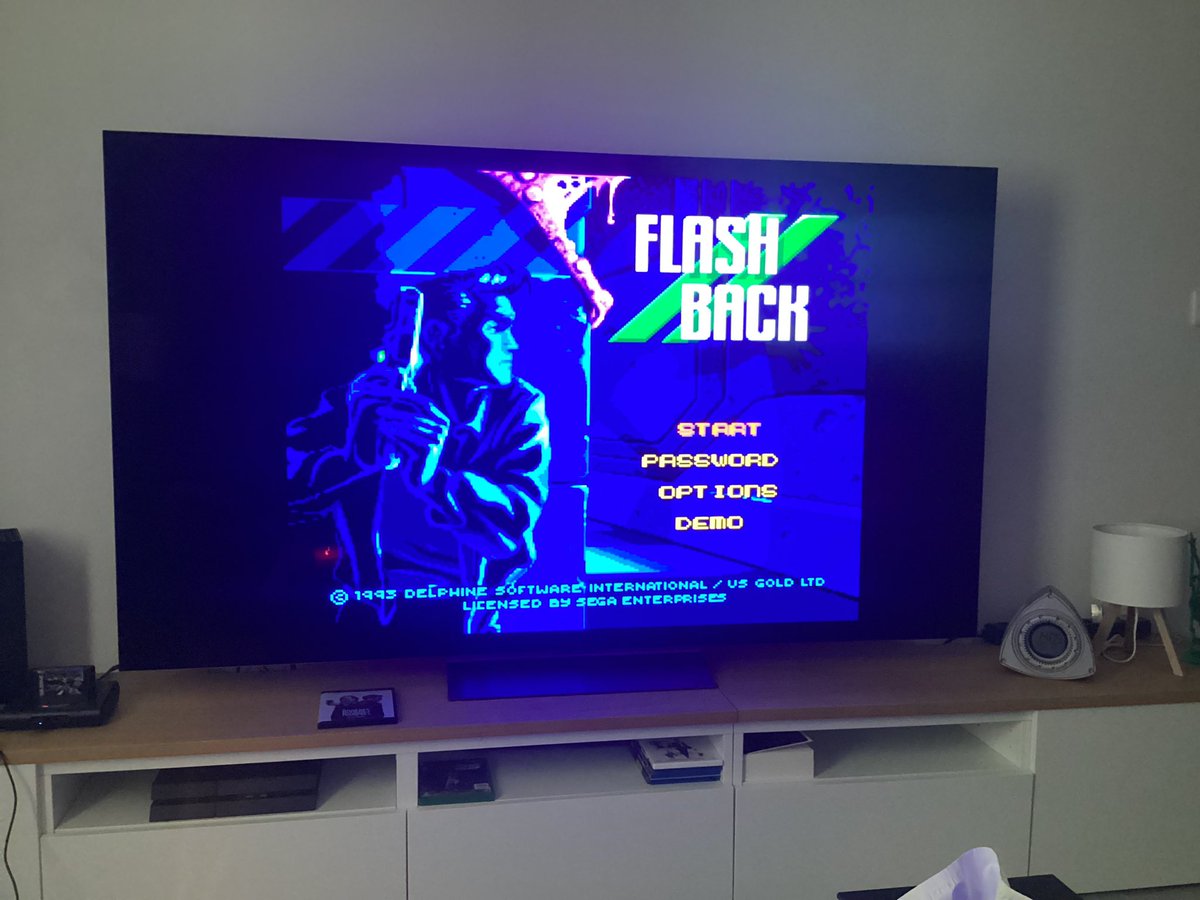 Novoselic51's tweet image. #RETROGAMING #analogue #sega
Je viens de brancher la mega sg  sur ma nouvelle télé en 77 ” 
Et ca fait bizarre de voir la megadrive en aussi grand 😅