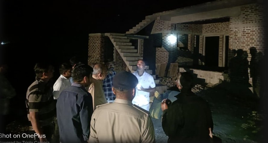 📍સારંગપુર (તા.કૃંકાવાવ) 

ગ્રામ પંચાયત કચેરીની મુલાકાત લઈ દફતર તપાસણી કરીને તાલુકાકક્ષાના સ્ટાફ સાથે સમીક્ષા બેઠક યોજી ગ્રામજનો સાથે સંવાદ કર્યો.
 PMAY આવાસની મુલાકાત,SBM અંતર્ગત બનેલ સમુહિક સૌચાલય તથા સોકપીટ, મનરેગા અંતર્ગત વનીકરણની મુલાકાત કરવામાં આવી.
<a href="/CMOGuj/">CMO Gujarat</a> <a href="/InfoGujarat/">Gujarat Information</a>