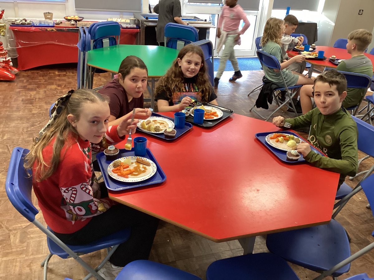 Year6MissW's tweet photo. Christmas dinner! 🎄🌟 @OURLADYSASPULL https://t.co/NWnUPuTWUA