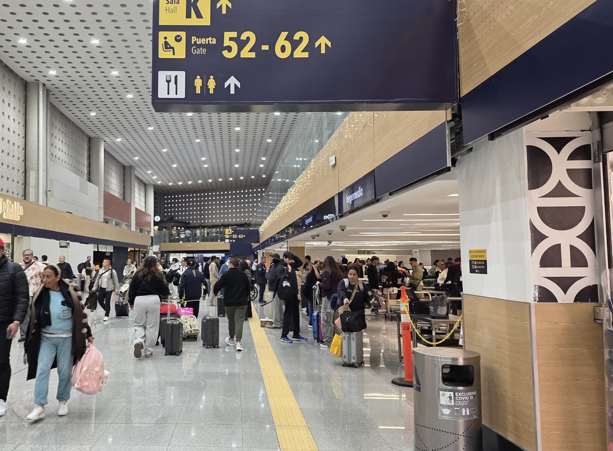 📍 Acabo de atestiguar un intento de robo de 2 celulares y 1 cartera (disfrazado de "descuido") por parte de un elemento del filtro de seguridad en la T2 del <a href="/AICM_mx/">Aeropuerto Internacional Benito Juárez CDMX</a> alrededor de las 6:50 am. Afortunadamente el pasajero se percató rápidamente y el personaje no tuvo más remedio