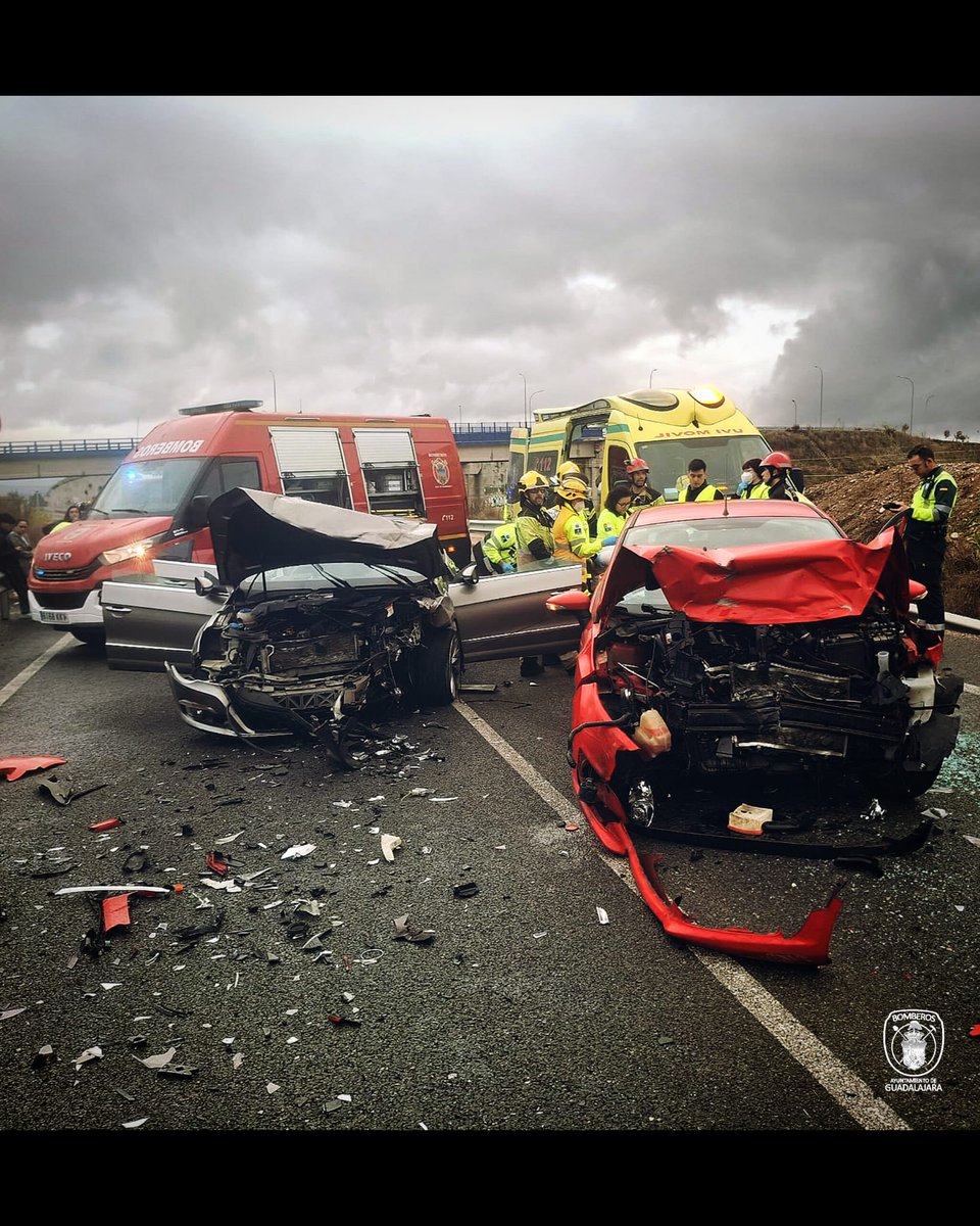 bomberosgu's tweet photo. 🚗 #INTERVENCIÓN 🚒
Aviso hace días, accidente tráfico #CM101 🛣️
Se confirma impacto frontal 2 turismos y persona atrapada interior 💥
Tras valoración #XABCDE se espera llegada @GUETS_CLM para confirmar extracción y traslado a #sanitarios 🚑
#BomberosGU #SeguridadGU #Bomberos https://t.co/LpYVVLKmyy