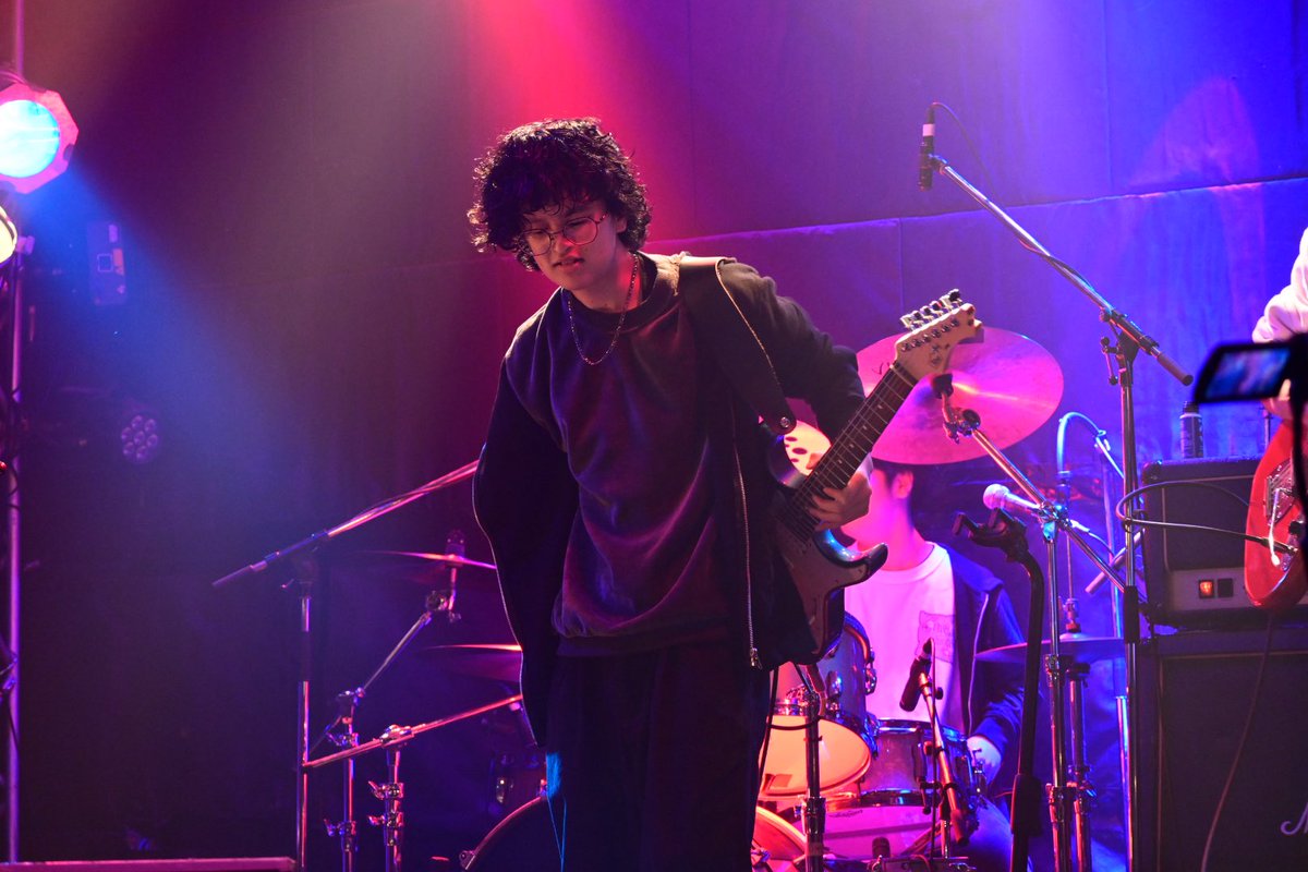 YuuYuu2784's tweet photo. 12月16日北堀江ClubvisionでThe Cushions ライブでした！Clubvisionはずっと自分が出てみたかったLive houseだったのですごく楽しめました！
最後に背面弾きを披露しました！
今年最後の次回のライブは12月21日心斎橋Soma です！

#Clubvision #Live https://t.co/oIrr20T649