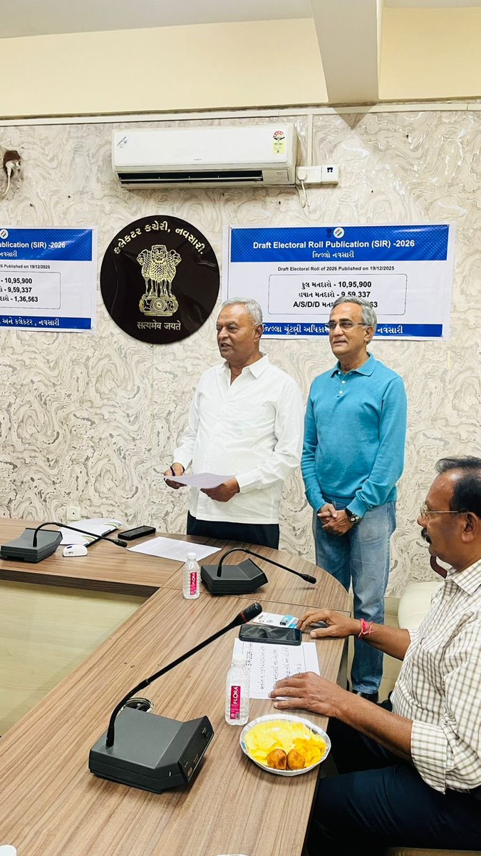 DyDEO_Navsari's tweet photo. Special Intensive Revision (SIR) અંતર્ગત  અત્રે ના જિલ્લાનાં રાજકીય પક્ષોનાં પ્રતિનિધિઓને ડ્રાફ્ટ મતદારયાદીની નકલ આપવામાં આવી.

#SIR #ECI #ElectoralRoll
@CEOGujarat @ECISVEEP @CollectorNav https://t.co/QOHEwvyEXl