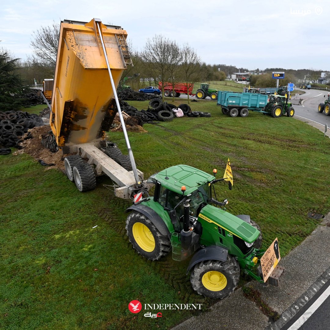 لقطة اليوم | مزارعون فرنسيون يحتجون بجراراتهم ضد اتفاق الاتحاد الأوروبي "ميركوسور"، عبر إلقاء إطارات على دوار مروري، ما دفع إلى تأجيل توقيع الاتفاق إلى يناير، عقب تحرّكات واسعة قبيل قمة بروكسل 