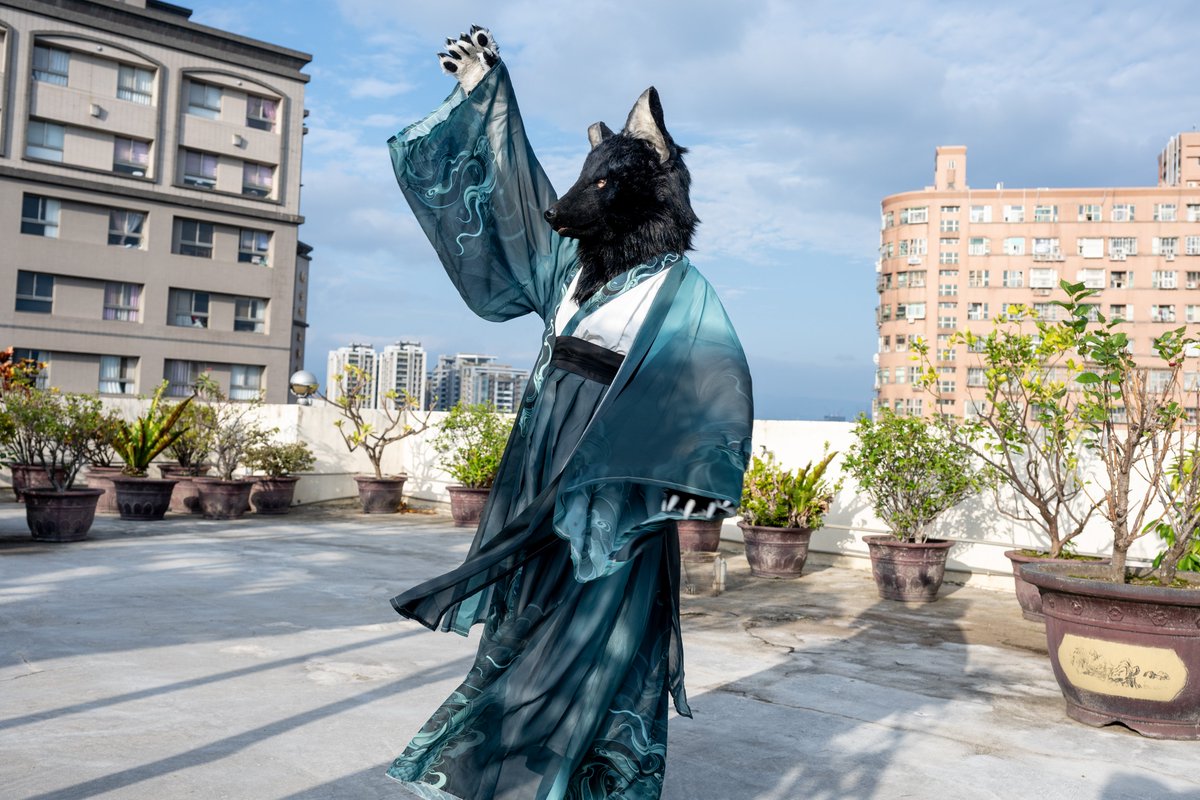 天地蒼茫，青衫弄影。 

攝影：<a href="/Turquobitbit/">Turquo cabbit🐰</a>
#FursuitFriday