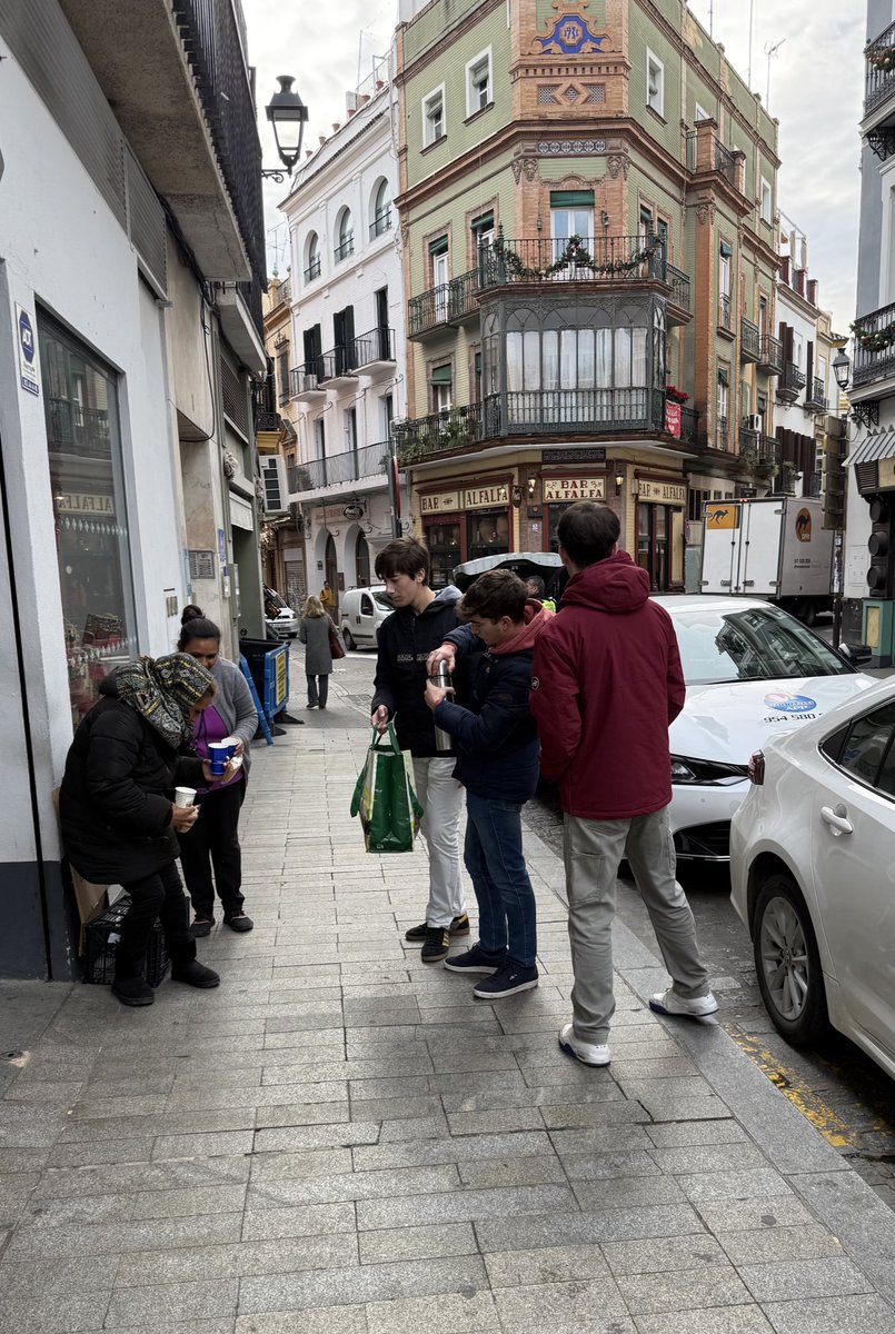 Esta mañana me he encontrado en la Alfalfa a un grupo de chavales que han estado ofreciendo un desayuno calentito a los más necesitados. Ellos han entendido a la perfección el verdadero sentido de la Navidad.
¡Grandes! ¡Hay aún esperanza!