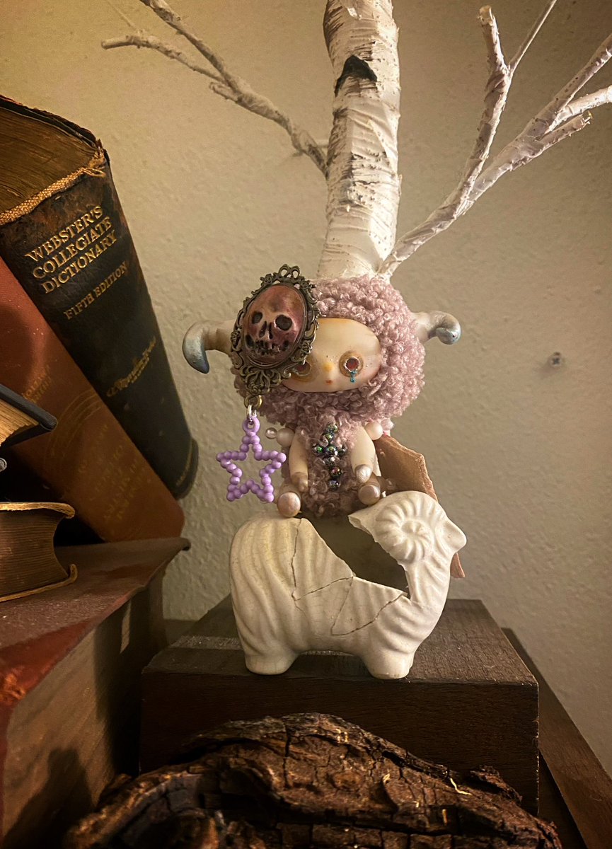 うちの庭から出土した羊の陶器、去年の今頃 @MARWY_MARWY さんから