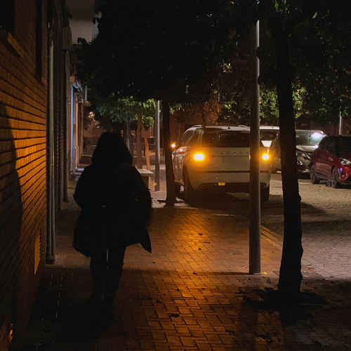 alvaro_lq's tweet photo. Le doy al «Enter». Borrador enviado. Voy a acostarme cuando, de repente, escucho a una mujer. «¡Cabrón! ¡Para!». Me asomo a la ventana. Un joven corre y, antes de girar la esquina, tira la mochila.
Salgo.
Lo sigo.
R. lo espera en un coche.
El conductor es el Inspector Moreno. https://t.co/DMLFF9HrAN