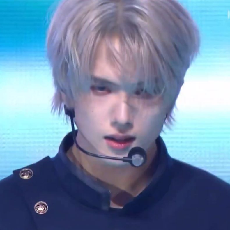 jilepatk's tweet image. anime                                             real life