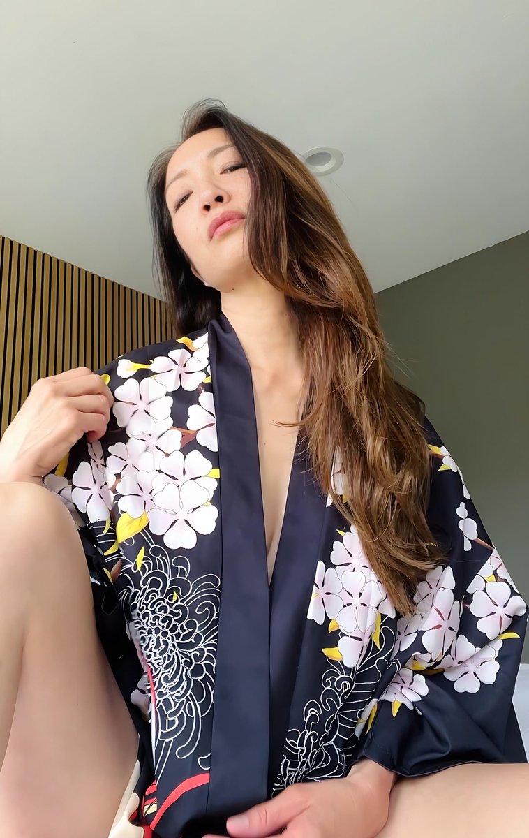 hiiisuki's tweet image. Wondering if I'm on your Christmas wishlist 🤔🥰✌️