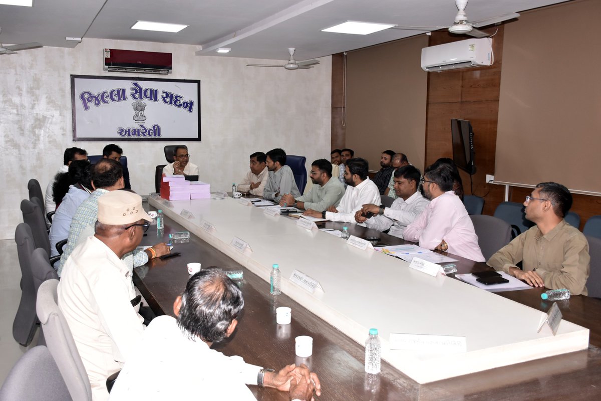 આજ રોજ અમરેલી જિલ્લા કલેકટર કચેરી ખાતે મતદાર યાદી સઘન સુધારણા કાર્યક્રમ અંતર્ગત ડ્રાફ્ટ મતદાર યાદીની પ્રસિદ્ધિ બાબતે માન.ધારાસભ્યશ્રી તથા માન્ય રાજકીય પક્ષના પ્રતિનિધિ સાથે મિટીંગ કરવામાં આવી. માન્ય રાજકીય પક્ષના પ્રતિનિધિ દ્વારા સમગ્ર પ્રક્રિયા બાબતે સંતોષ વ્યક્ત કરવામાં આવ્યો