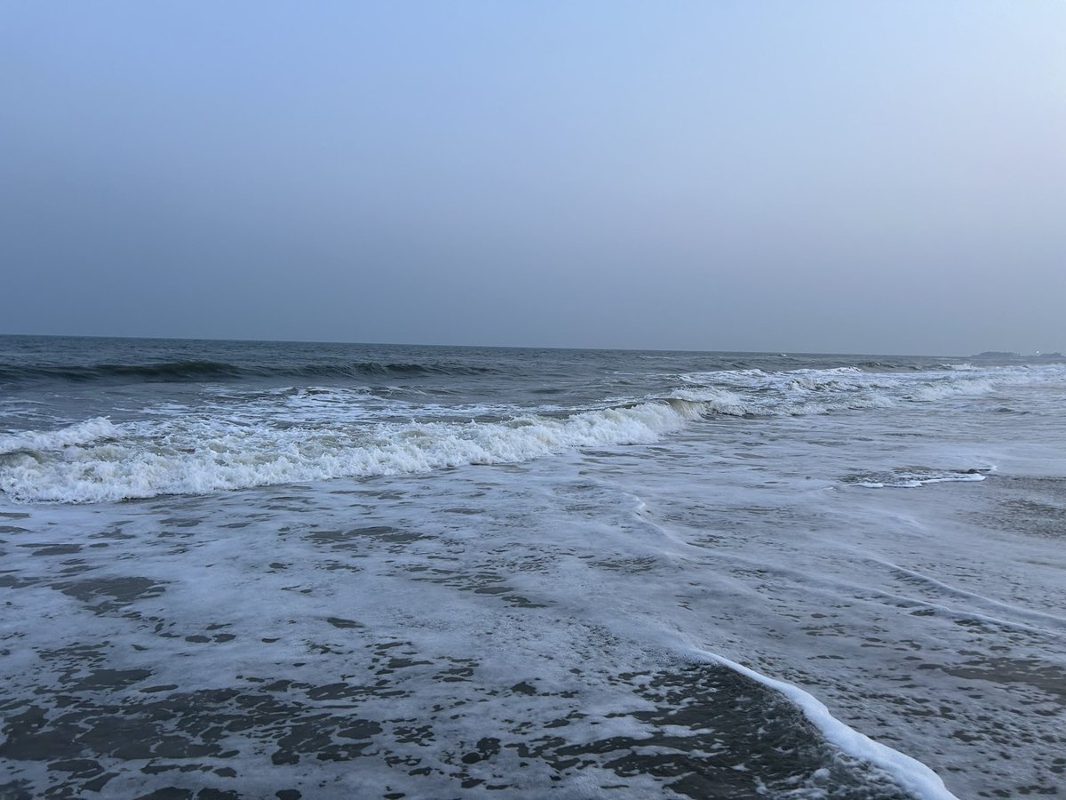 dr_shrishkumar's tweet photo. Evening beach
cold air—
waves washing my feet.

Panoramic water,
wide sky.

It feels like a homecoming. https://t.co/njHbhg61JL