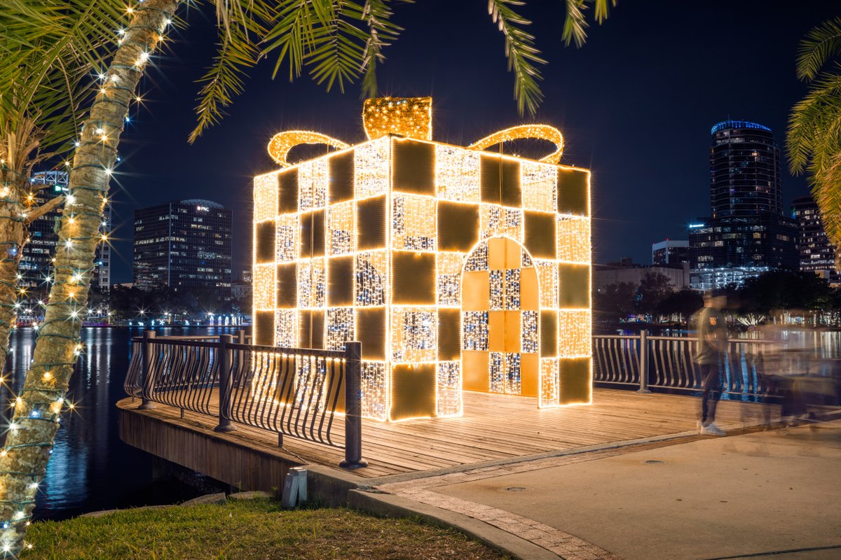 lynxbusorlando's tweet photo. Hello, Friday! Lake Eola Park is glowing with festive vibes. 🌟 🦢 🎁 

Plan your trip: https://t.co/qpETCD0eoF https://t.co/Y3R7pz3kiq