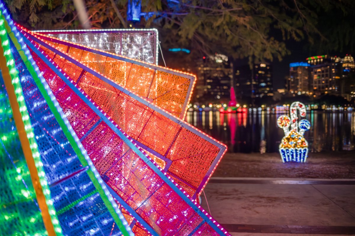 lynxbusorlando's tweet photo. Hello, Friday! Lake Eola Park is glowing with festive vibes. 🌟 🦢 🎁 

Plan your trip: https://t.co/qpETCD0eoF https://t.co/Y3R7pz3kiq