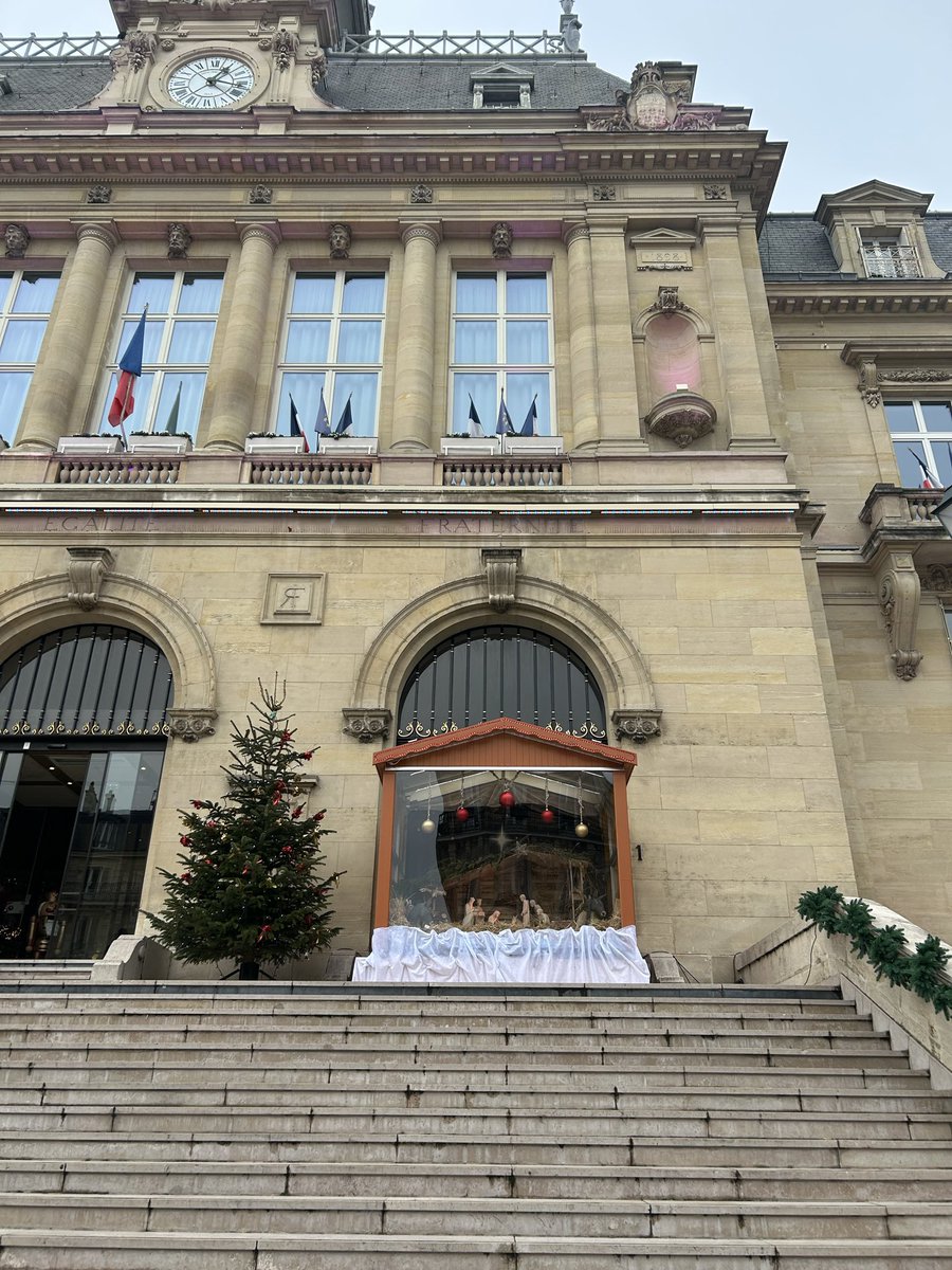 Alors que le Maire d’#Asnières <a href="/maeschlimann/">Manuel Aeschlimann</a> vient d’être condamné pr sa crèche chrétienne illégalement installée dans notre Hôtel de Ville, il a décidé de la déplacer à l’entrée ! Un nouveau crachat au visage de la #Laïcité et de tous ceux qui y sont attachés. <a href="/PartiRadicalG/">Parti Radical de Gauche</a>