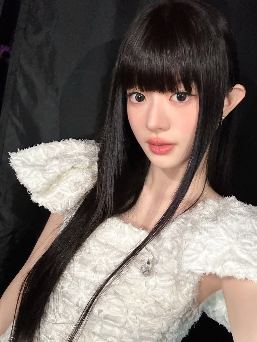 [#DAILY_IT]
오늘은 진짜 NOT CUTE한 MC 민주였습니다!
스페셜 무대도 놓치지 않고 봐주셨죠~?
글릿에게 닿기를 ꒰ᐢ ֊ ⩊ ֊ ᐢ ꒱🪄⌒♡｡．

251219 @ 2025 KBS 가요대축제 글로벌 페스티벌
#MINJU #민주 #ILLIT #아일릿