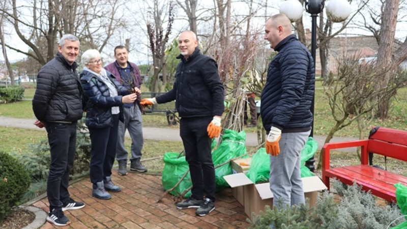 eBranicevo's tweet image. Ljubiteljima zelenila podeljene sadnice smrče, lipe i ruža #zelenilo #sadnice #dodela #gradište
ebranicevo.com/dogadjaji/ljub…