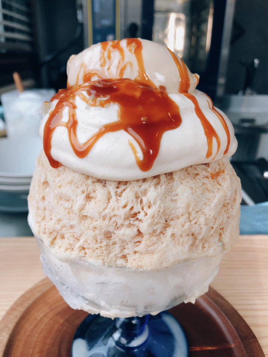 PRESPA_MAN's tweet photo. 今日も昨日に続き【CHAP】へ。🍧
昨日食べなかった方の【ブラックノエル】といつもの【egg】を【シュトーレンベース】のキャラメルで。😊
ブラックの方は本来中サイズまでの用意しかなかったようだが、お兄さんの懇意でいつもの大サイズで出してもらった。
トリュフのほんわかした風味も合わさって美味かった。😋
＆いつもの削りのお姉さんが体調不良で休みということで、お兄さんではなくもう一人のお姉さんがeggを削って出してくれた。😊
お兄さんも心配していたようだが、さすが元有名店で削りまくっていただけあって、ブランクを感じない仕上がり具合で美味かった。😋
食後は今日は昨日のスープと別物だということだったので【かぼちゃとコーンのポタージュ】を。🎃🌽
※明日、そのお姉さんとお兄さんの２人体制で土曜で忙しくなるから困ったとお兄さんがこぼしてたから、うちの問題児従業員Ｂを洗い物専門で手伝わすかなと思案中…😅

#かき氷 
#CHAP  
#ブラックノエル 
#egg
#大サイズ 
#シュトーレン 
#かぼちゃとコーンのポタージュ