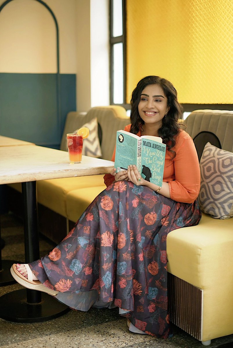 emayaing's tweet photo. A quiet corner ☕️ and a good book 📖 equals a happy heart ✨🤗🧡 

Photo &amp; Video - @camerasenthil 
Styling - @deepthi_r_j__
Makeup - @pavihairandmakeup

#chennaiponnu #emaya #emayaing #heartin https://t.co/L7w23uJSgj