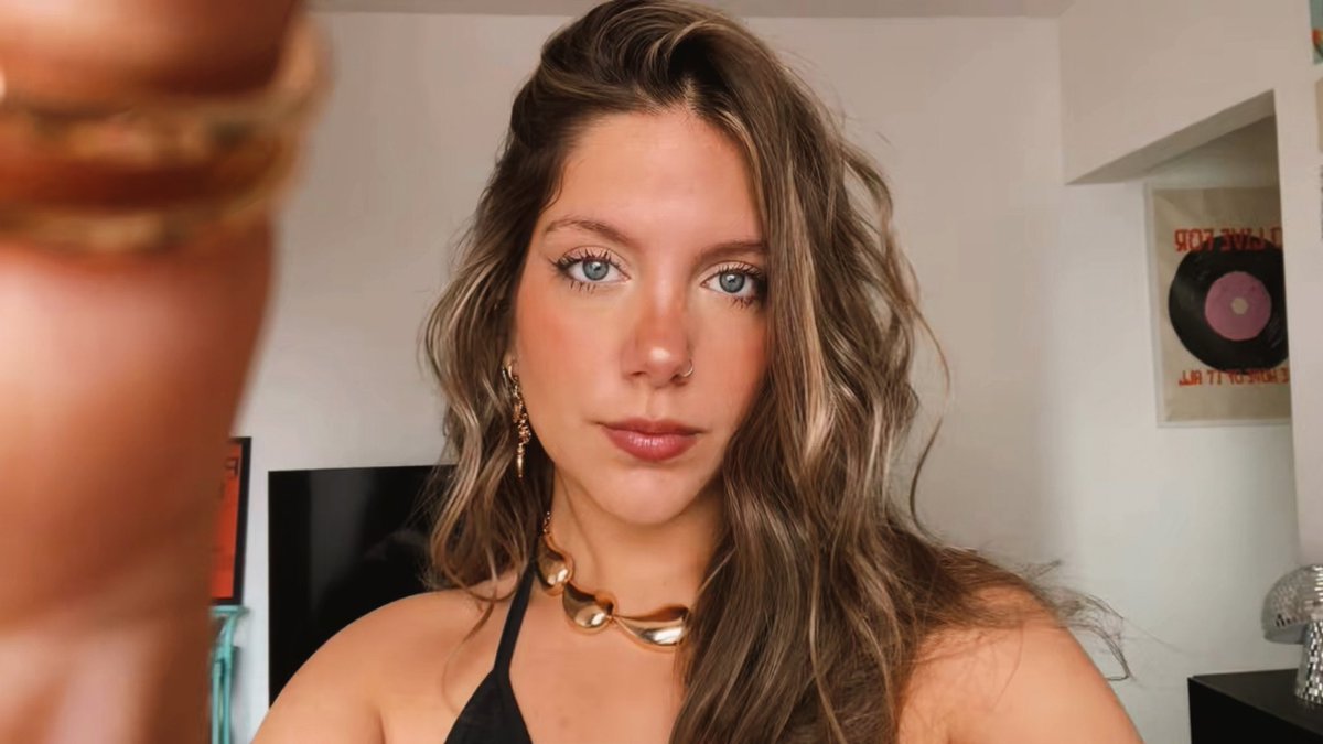 _isavaliero's tweet image. vc chega na confra da firma e essa é sua colega de trabalho