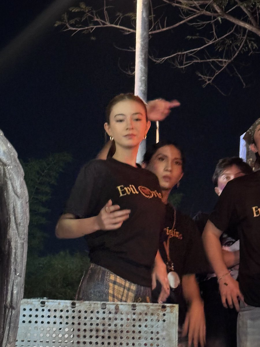 MacuNars's tweet photo. mas active si Fyang.....parang hindi napapagod, nakikipag interact talaga sya sa mga fans.....grabe ang energy, at higit sa lahat....napaka ganda nmn talaga
MMFFARADA WITH JMFYANG
#SOFIASMITHisDJELLE
#JMIBARRAPartyAsJames https://t.co/S4b3UVxDRu