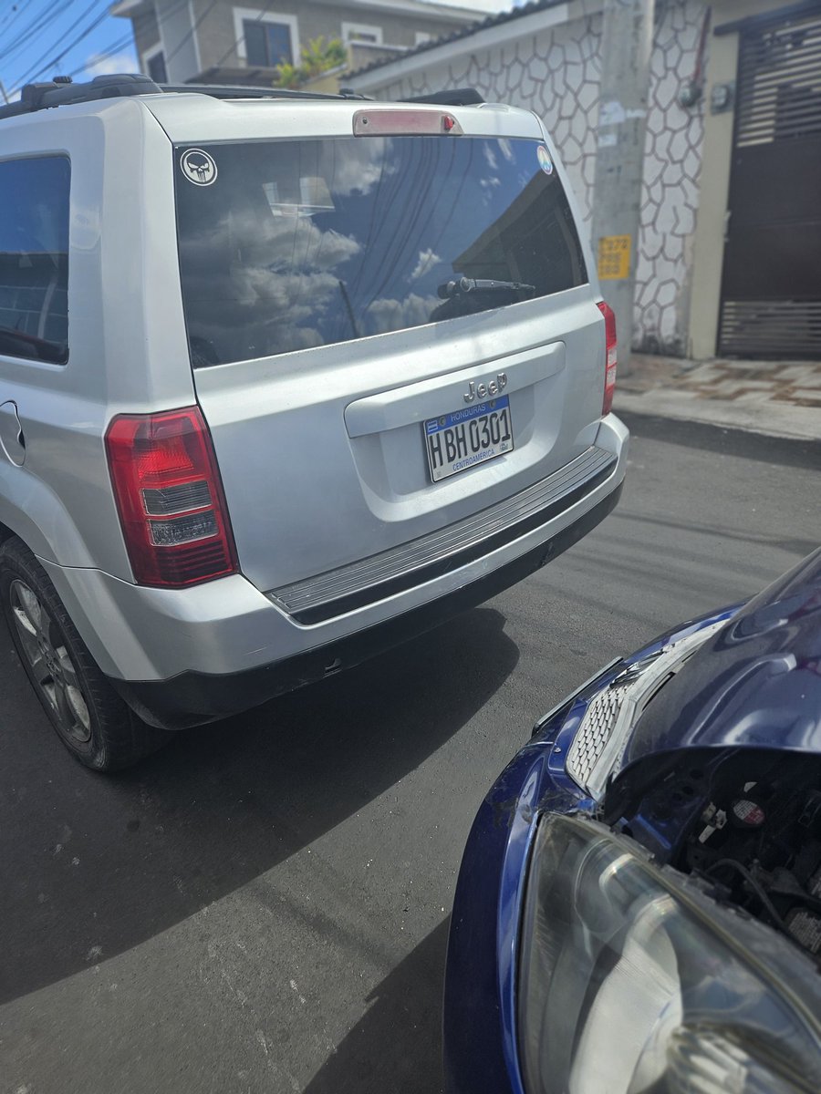 AndyMendizabal's tweet photo. Tenga cuidado con ese carro. Anda manejando como loco, y no tiene dinero ni para pagar la matricula menos va a tener para pagar un choque. 

Pero, todo se paga en esta vida 😊 https://t.co/JpJexNi0yk