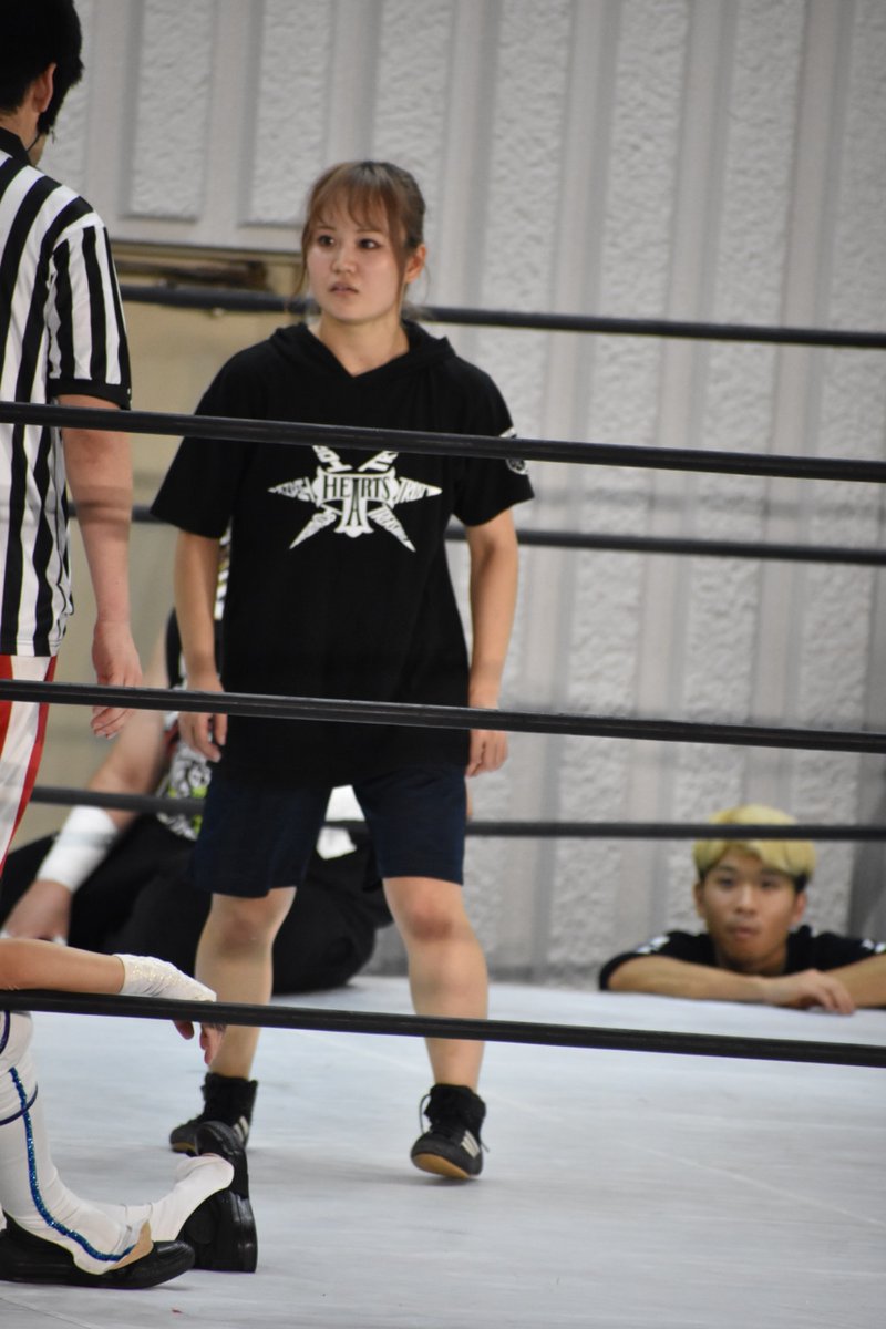 去年のプロレス観戦記　2024 9.6

『うちのリングは本物があがれるリングじゃねぇんだ！』
SUGAMOプロレス
上野恩賜公園野外ステージ大会

この時は正直
名前も分からなかった
堀田裕美子選手の付き人で来ていた
新人選手だったのかな？
お笑い芸人相手に強烈な張り手😆

#叶ミク