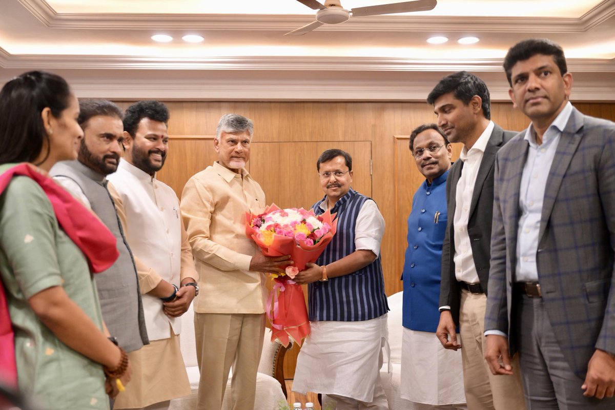 TawdeVinod's tweet image. आंध्रप्रदेश के लोकप्रिय मुख्यमंत्री @ncbn गारु भाजपा राष्ट्रीय कार्यकारी अध्यक्ष @NitinNabin जी से शिष्टाचार भेंट के लिए पधारे। इस अवसर पर सक्रिय राजनीति में युवाओं की भागीदारी के विषय पर सार्थक चर्चा हुई।

#BJP4India