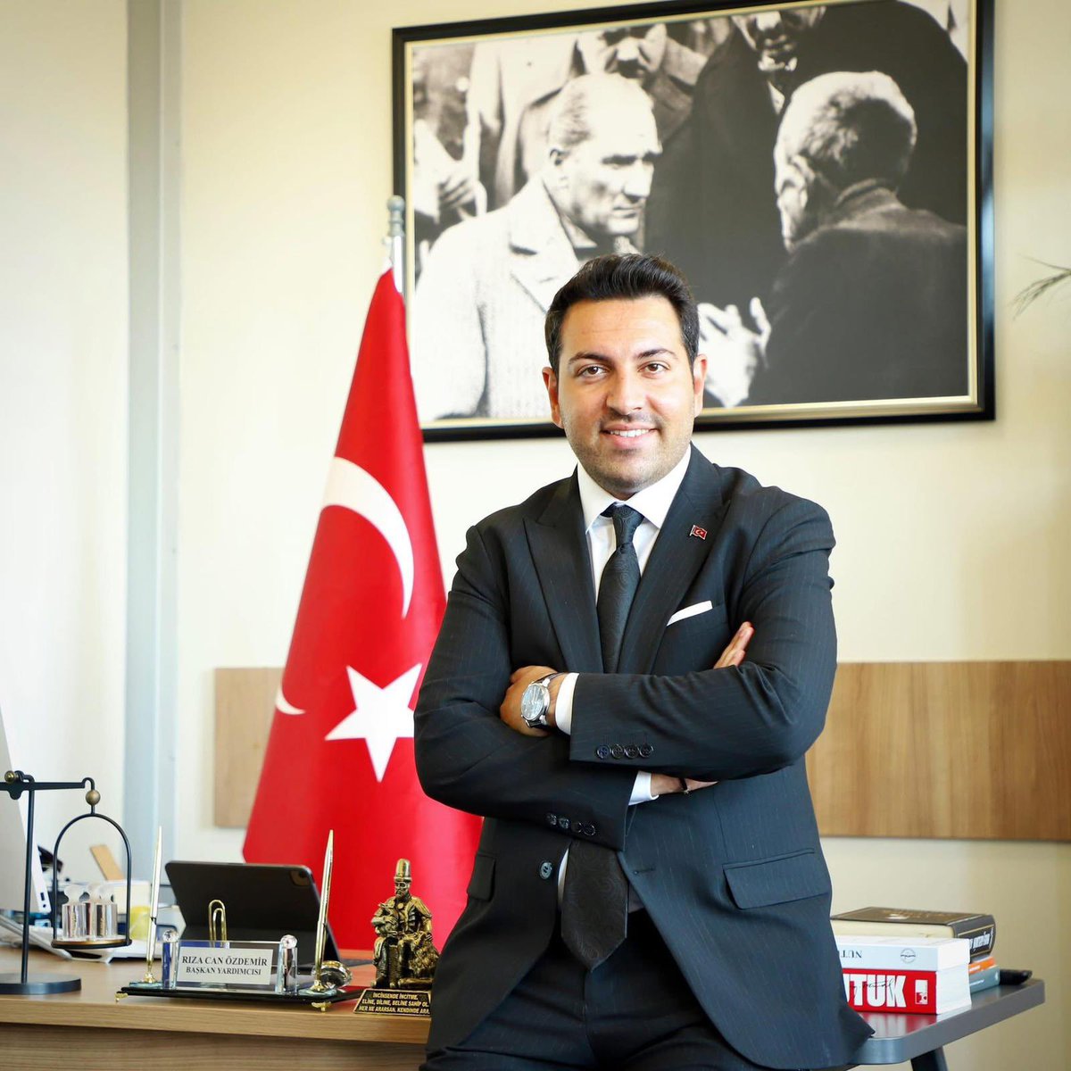 Büyükçekmece ve İBB Meclis Üyemiz Rıza Can Özdemir, tahliye edilmiş olmasına rağmen hâlâ görevine iade edilmemektedir.

Anayasa’nın 127. maddesi açıktır: Görevden uzaklaştırma, geçici bir tedbirdir; cezaya dönüştürülemez.

Yeni ve somut hiçbir hukuki gerekçe ortaya konulmadan bu